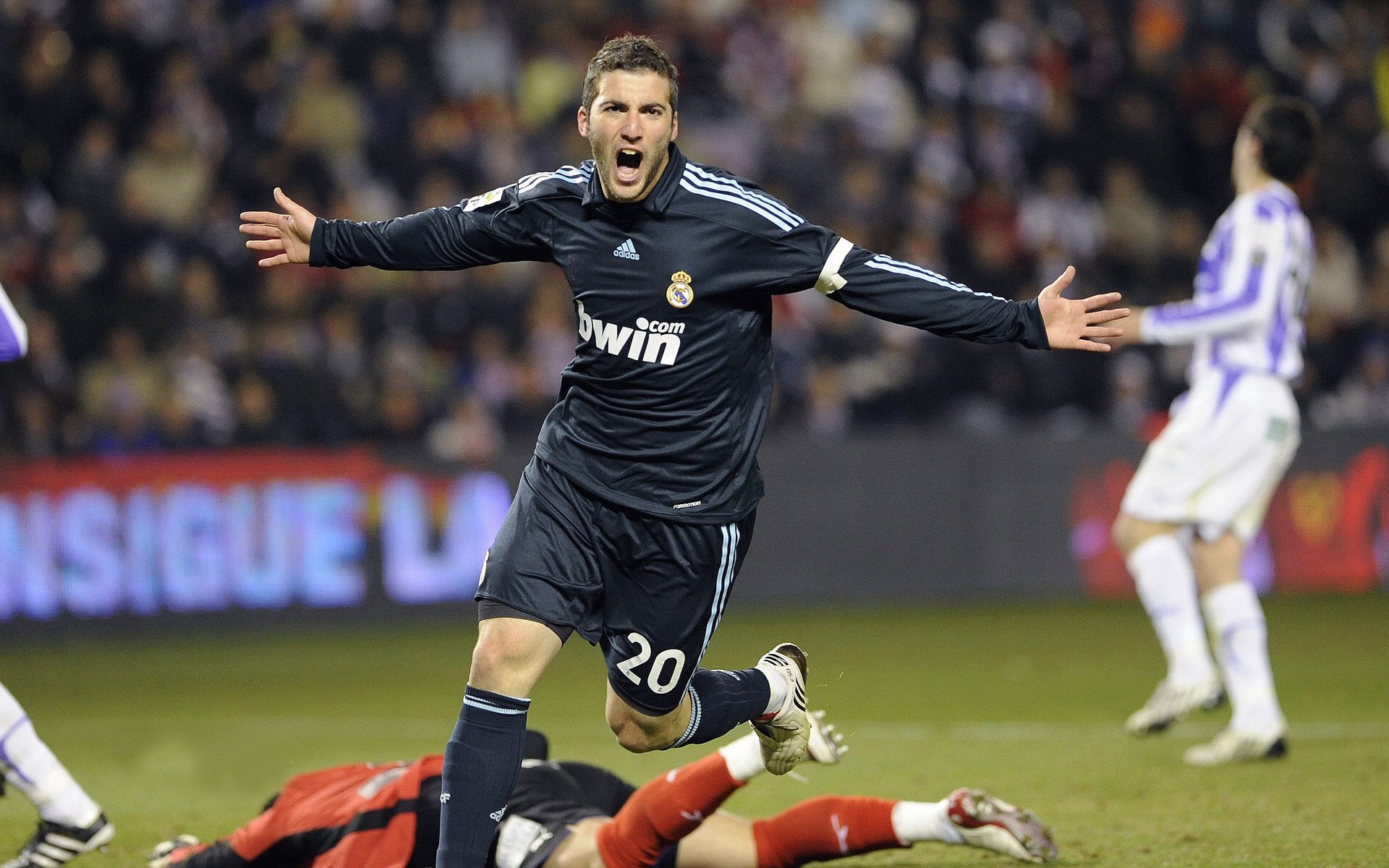 意甲失误与助攻：精彩瞬间交织的戏剧性比赛，意甲争议60秒