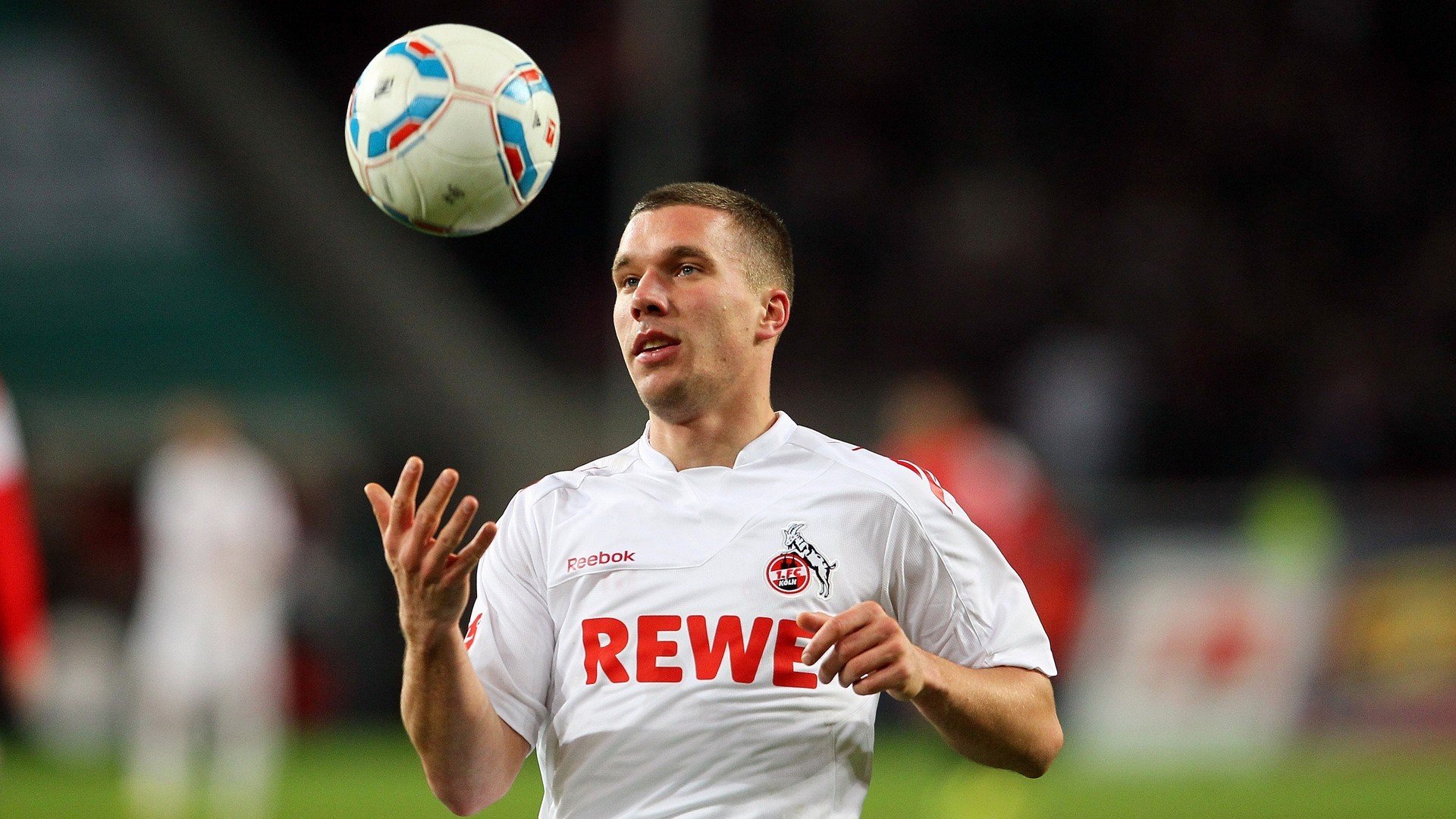 星空体育全站-本赛季最佳阵容：哪些球队表现最具战术深度？，本赛季最有价值球员